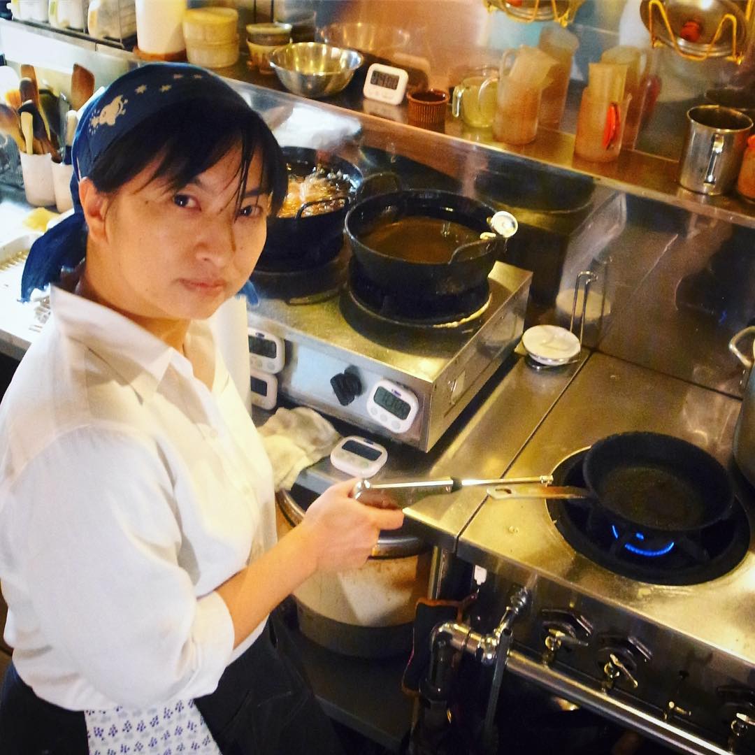 そして本日導入の新兵器は、いや、ホントに兵器っぽいですねと（笑）、業務用ガスレンジの点火用電子ガスライター、その名も「スパークL」！火は出ないけど、圧電着火！火花で火を付けるぜ！ガスも電池も要らないクールなヤツです！すてき！（笑）（お）