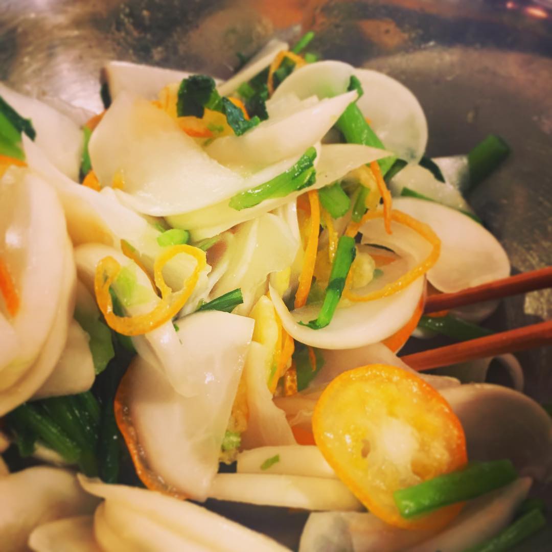 久々に思い出したので、作りましたよ「かぶと金柑の甘酢漬け」！甘酢漬けと言ってもささっとあえたに近いもの。金柑の爽やかな香りと苦味、ほのかな甘酸っぱさが魅力です。（麻）