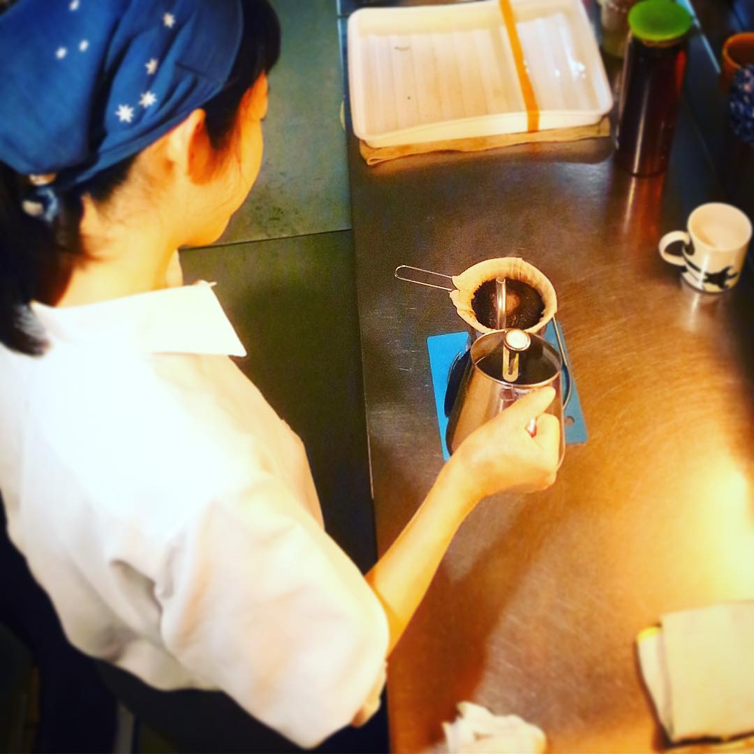 ここんとこしばらくコーヒー修行をしてた南ちゃん、本日ランチはいよいよデビュー！ワタクシドモ賄いあとのスタッフ用のコーヒーを淹れてくれております、ハイ（お）