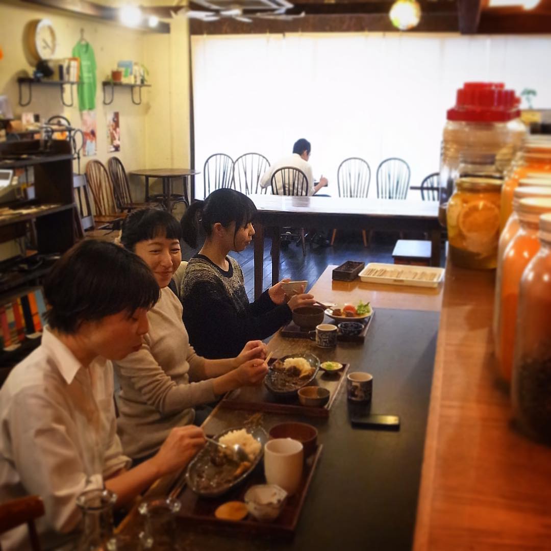 さてと店内貸切仕様完了と…お昼の賄い、女性陣はカウンターに、ナベさんは一人窓際の席、いや、男は独りになりたい時があるんですよと（たぶん）、えぇ、孤独で孤高な訳ですな！（笑）（お）