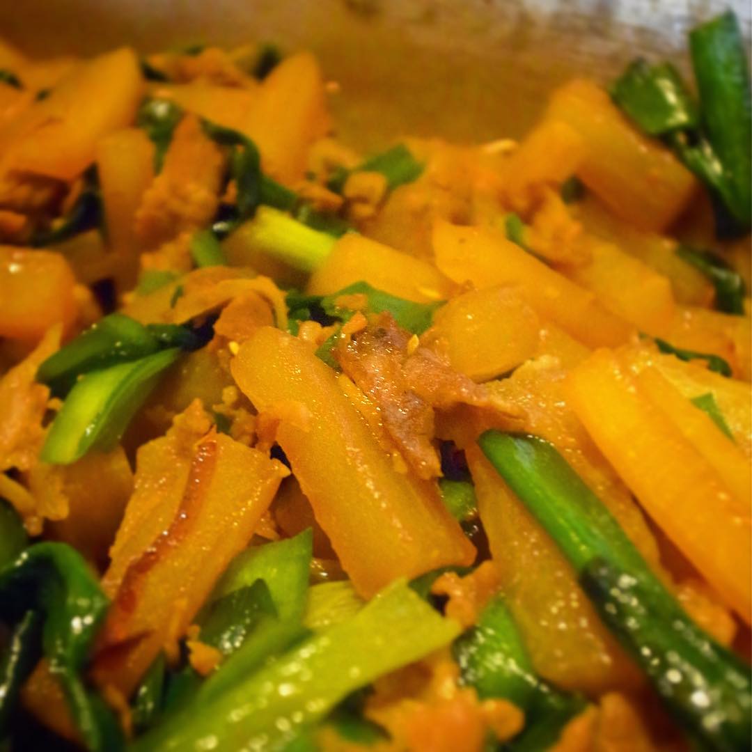 久々登場の小さなメニューは「豚ニラ大根」！しっかり旨味はごはんにヨシ！つまみにヨイショ！（笑）（お）