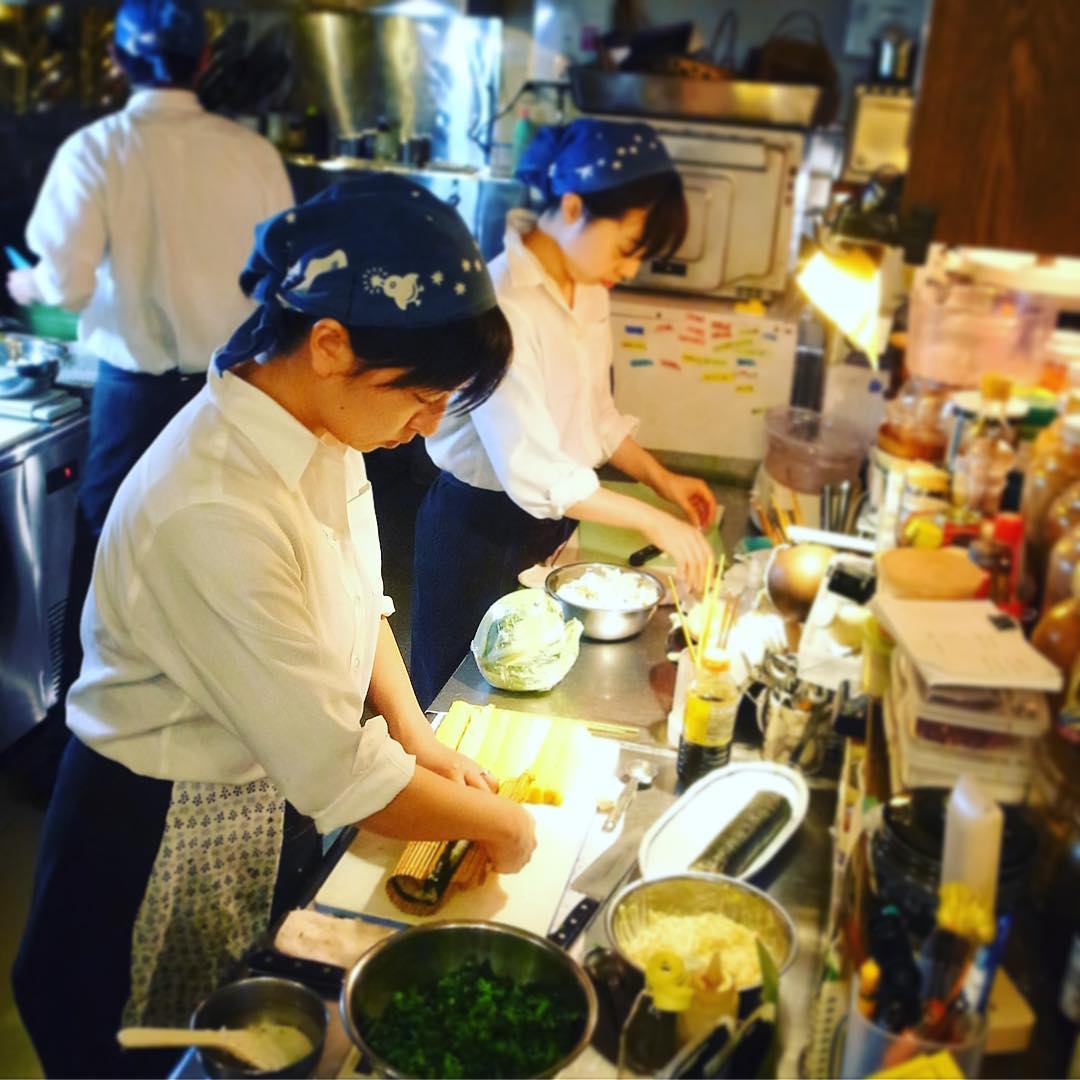 あー、本日節分！恵方巻！ということで当店もオリジナルの「春の恵方巻」！ご予約も多数で店長ミヤザキすでに煽られまくりの巻きまくり！（笑）（お）