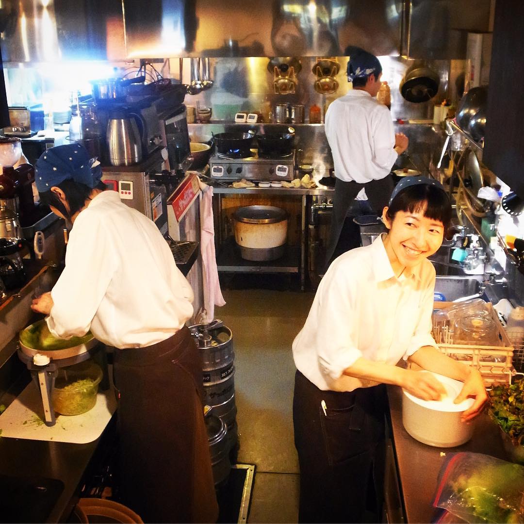 今夜は貸切！と午後も仕込で大忙し！とドリンカー側では向かって左でぬまっちがキャベスラー、右では南ちゃんがサラダドライヤー…二人でぐるぐるぐるぐる回しまくりっ！（笑）（お）