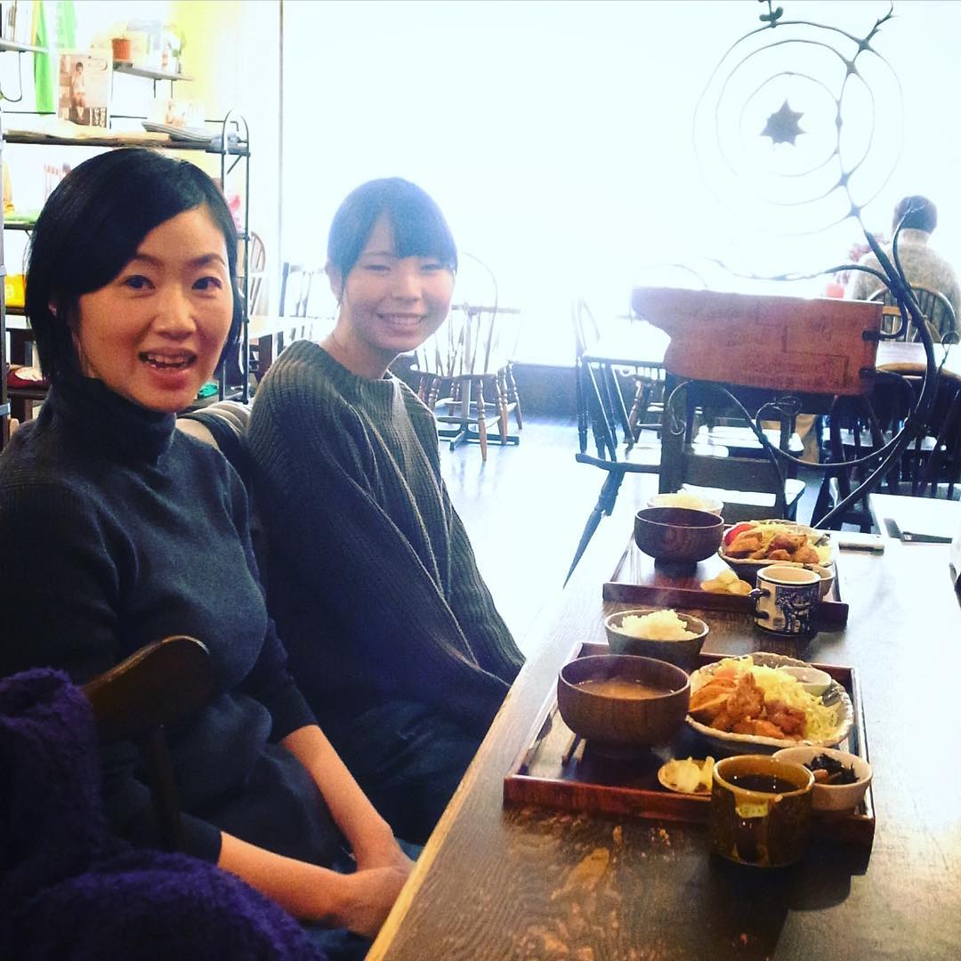 さてと本日初コンビはにっしーともっちゃん！いや、実は親子？と言ってもいいくらいの二人…って、でもいっしょに賄いをたべながらやいのやいのとガールズトークが炸裂！（笑）次回は忙しいといいね！（ヒマでした、ハイ）（お）