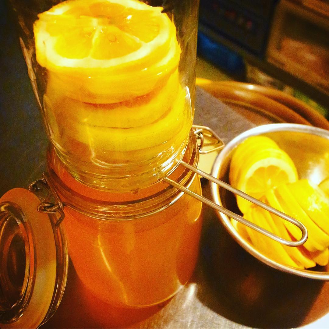 あー、それにしても金曜日、夜のご予約もとんとなく（苦笑）、あぁ、自家製はちみつレモンも準備オッケー！みなさんのご来店ももちろんウェルカム！よろしくお願いしまーす！（お）