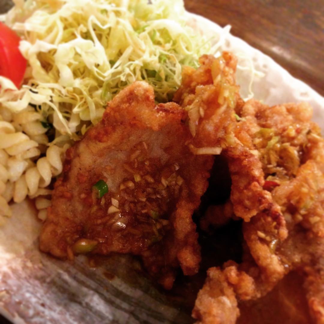 今日のまかないは「豚のからあげ中華香味だれ」です。ランチをパタパタ働いたあとに食べる豚から…豚肉の厚さとカリカリ具合がいいんです。ごちそうさまでした(うめ）