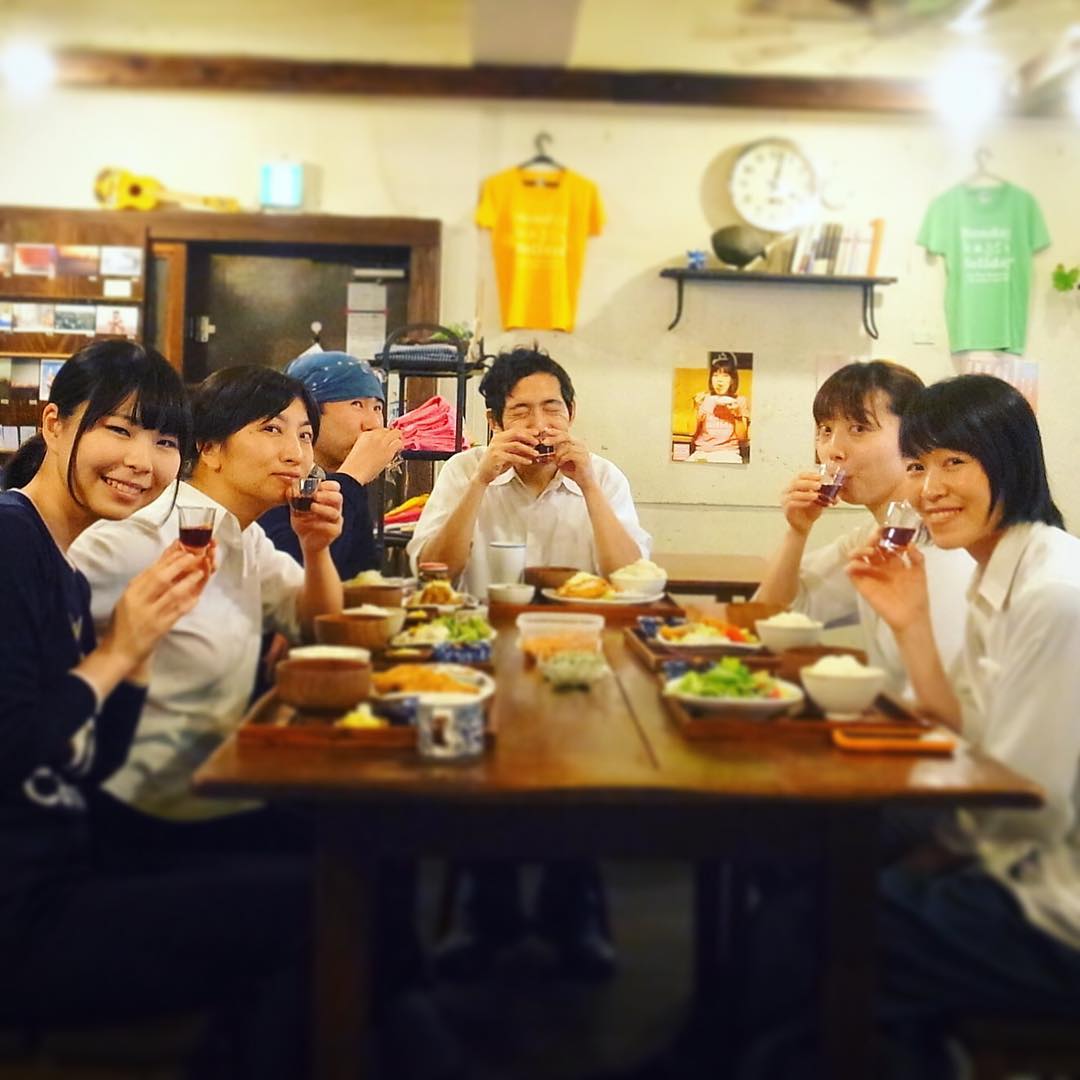 あー、日曜お昼の賄いその前に…元スタッフくろちゃんおススメの薬用養命酒！（笑）いや、今週の営業も残すところ今夜のみ！これでしっかり元気でイケるでしょ！（たぶん）（お）