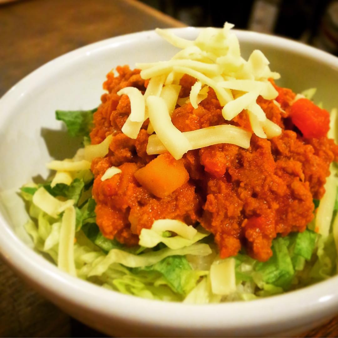 そして日曜の夜はみんなでわいわいたべたいごはんメニュー！「根菜タコライス」！ざくざく根菜の歯応え、トマトベースのスパイシーな具にさっくりレタス、チーズをトッピングしてわしわしたべよう！（お）