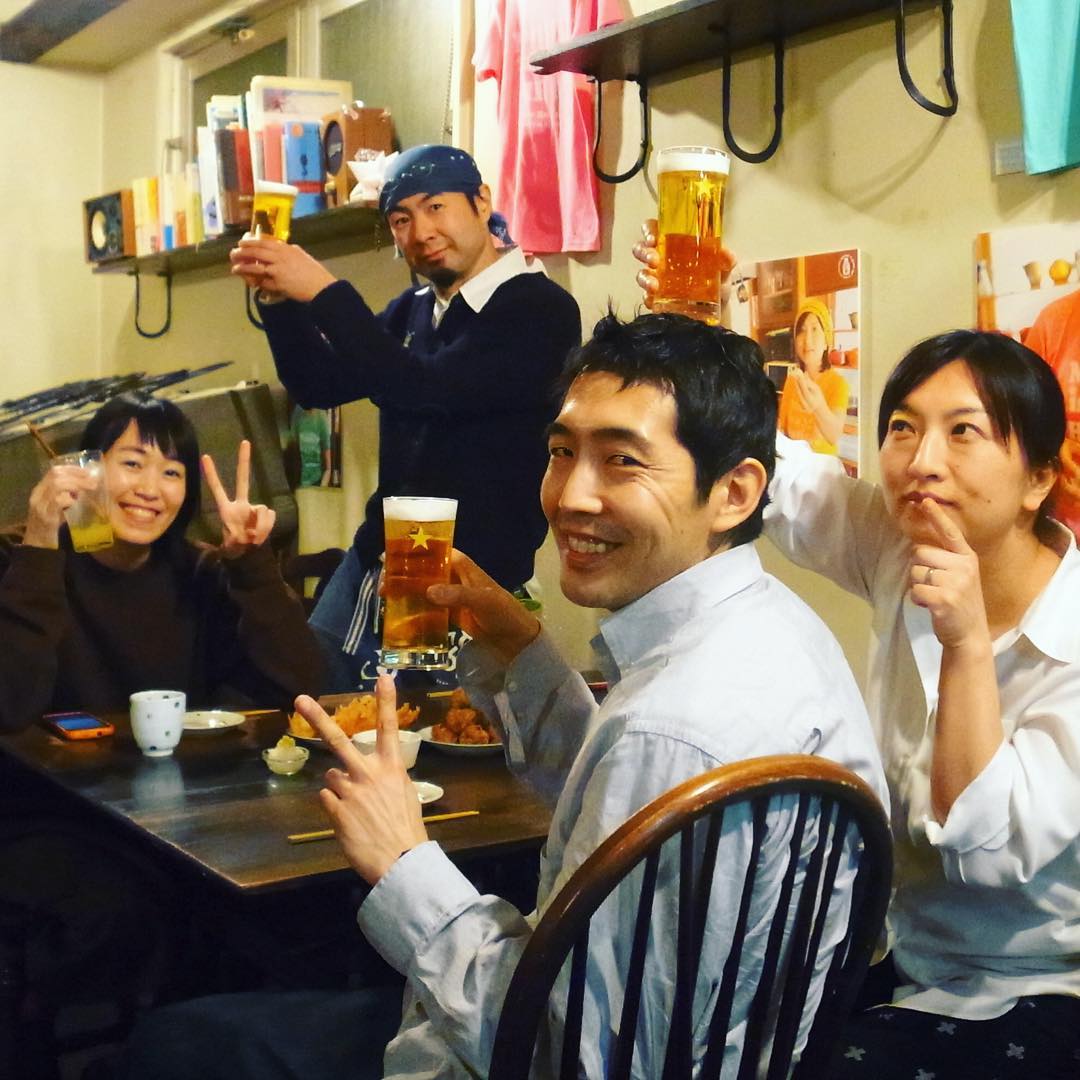 あー、先週末は久しぶりに忙しく、くったくたに疲れましたねと、いや、でもだからこそ1週間の仕事上がりのビールが旨い！（笑）レギュラー4人でお疲れさまのカンパイですよ！（お）