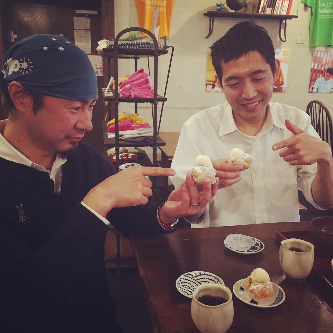 バレンタインですね〜！店長は全くやる気なしですが、ぬまっちがみんなにシュークリームを差し入れてくれましたよー。男子チームは多めに食べてよし！良かったね〜ハッピーバレンタイン！（麻）