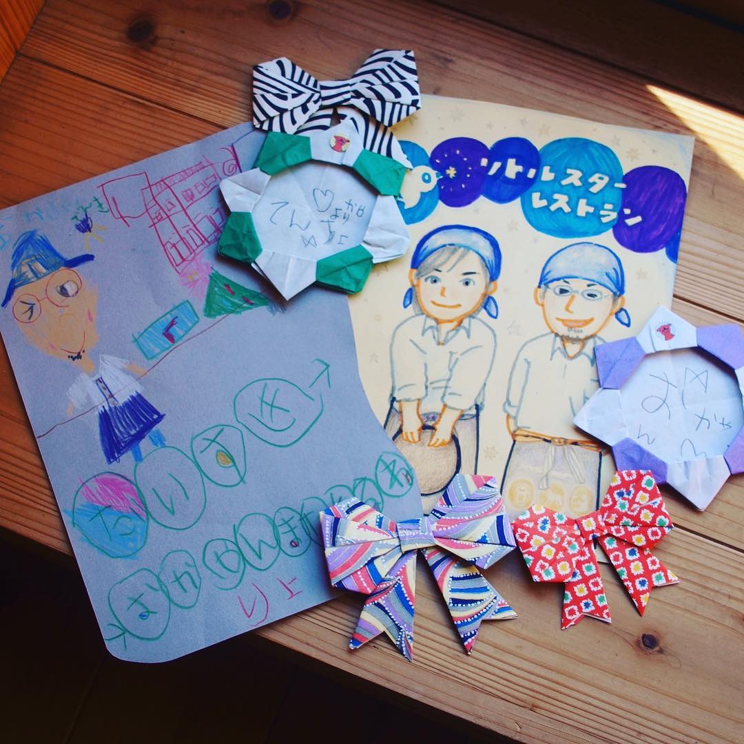 2月の月イチ連休に遊びに来てくれた元スタッフはおすぎに娘のかやちゃんとなぎちゃん、ワタクシドモのために絵を描いて送ってくれました！わー！だいすきだってよ！ワタクシ〜！（ヨロコビすぎ）いや、またうちにもお店にも遊びに来てねー！楽しみにしてますね〜！（お）