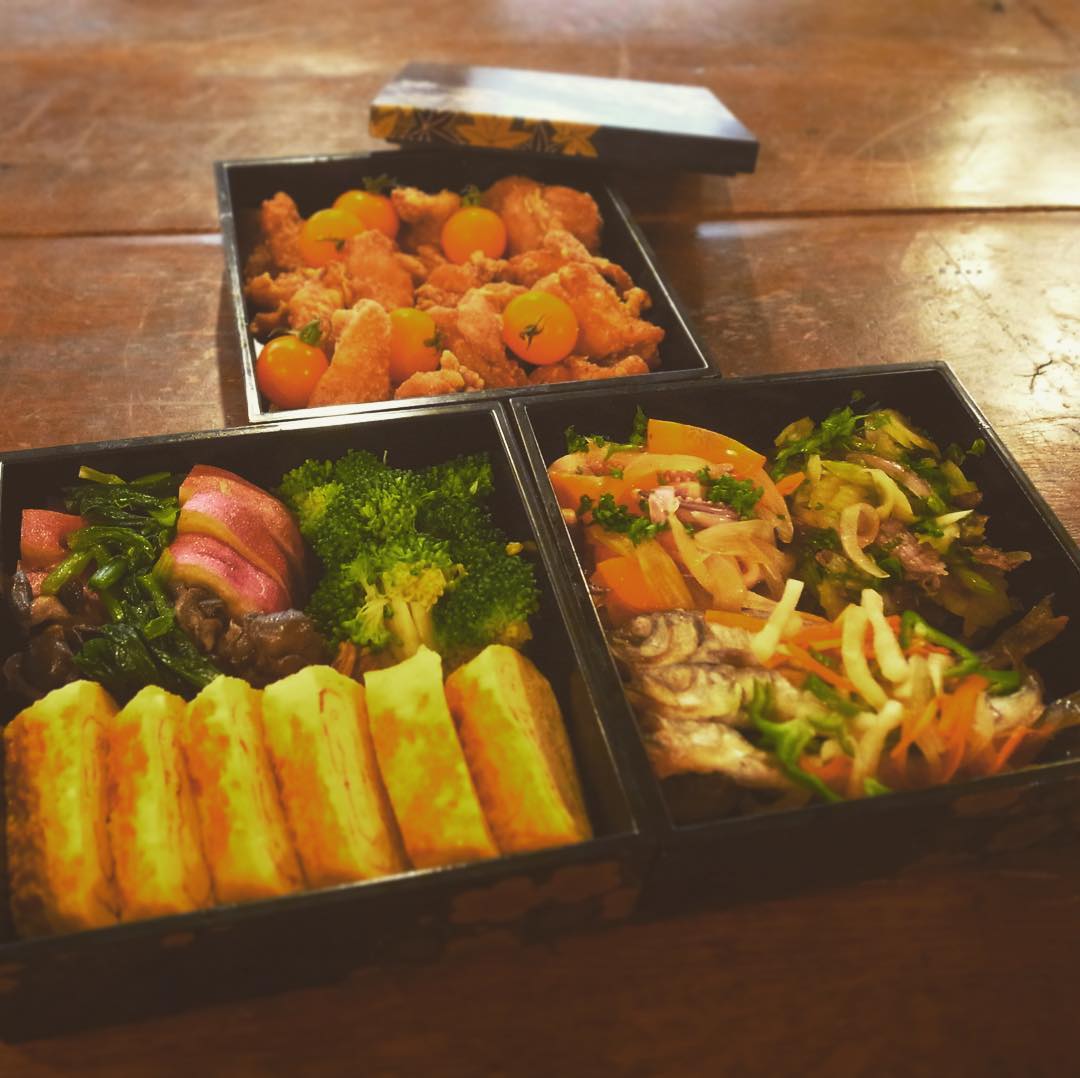 先日、おつまみセットのテイクアウトを、大家さんであるヒロヤショップの若旦那さまよりオーダーいただきました！ 張り切って家から漆の重箱を持ってきたワタクシ、色とりどりにお弁当を作る気分でおつまみセット…楽しいお仕事でした。ご相談に乗りますので、お気軽にお問合せくださいねー（麻）