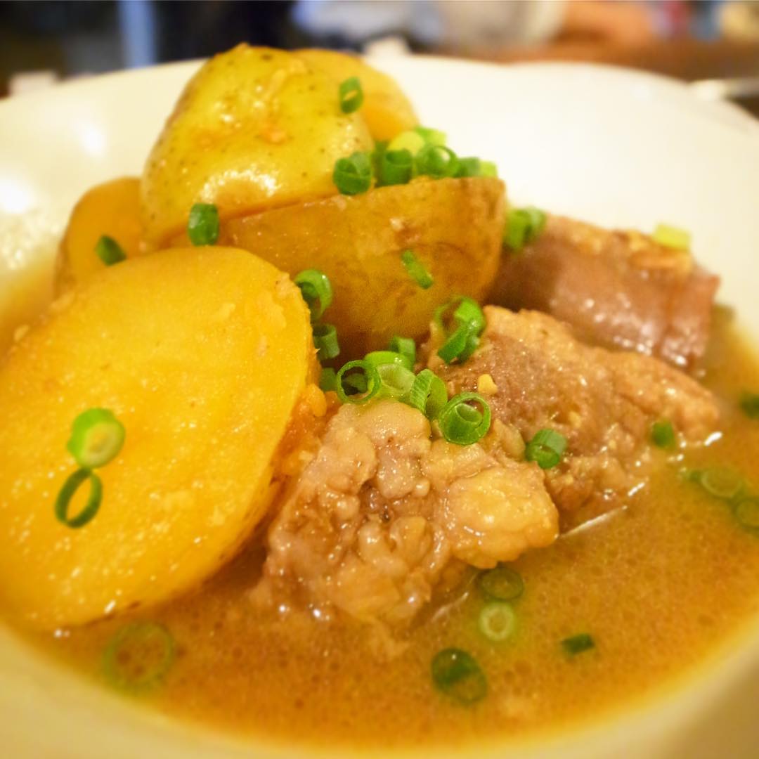 さてとなんやかんや冬型の気圧配置でイマイチぬくぬくしませんなと、いや、そんな夜は「新じゃがとスペアリブのこっくり煮」！ころころ新じゃがと豚スペアリブのしっかり旨味！甘辛〜く煮付けたら、仕上げにお味噌とバターであぁこっくりこ〜こっくりこ！（笑）（お）