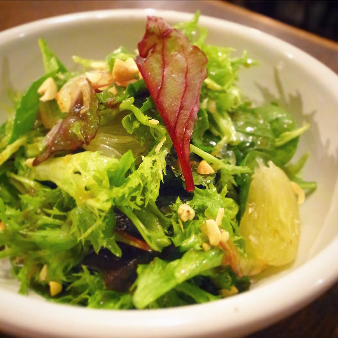 そして今夜の新メニューは柑橘のサラダ！「文旦と春野菜のサラダ」！みずみずしい文旦のフレッシュな酸味と甘み、ざくざく春の葉物野菜と合わせたら、自家製にんにくレモンドレッシングにクラッシュドピーナツを散らして！（お）