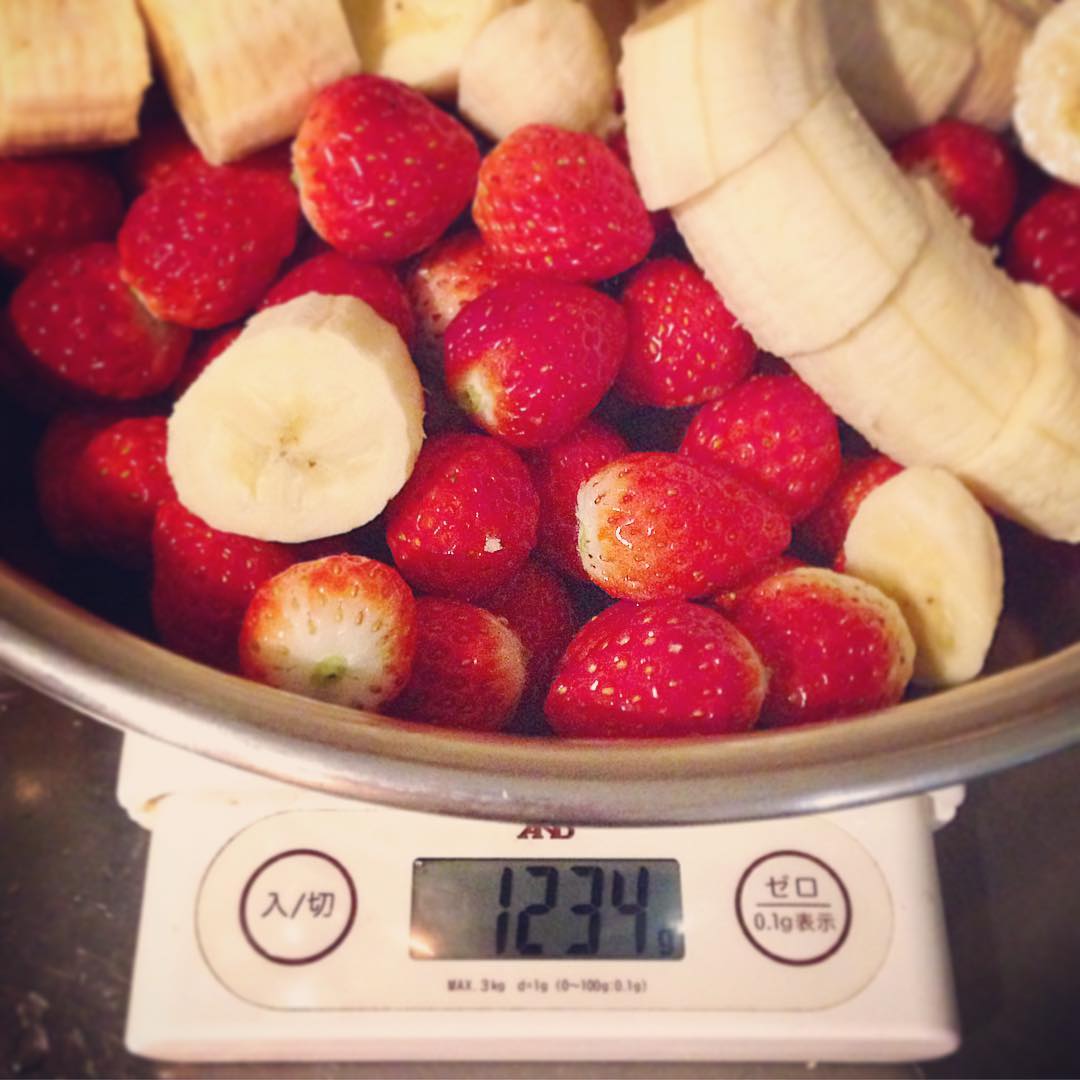 今日から3月、春ですよ〜♪
春と言えばいちごの季節〜♪
ミックスフルーツ酢のドリンクも、いちご初仕込みです。計りの数字に注目（笑）（ぬ）