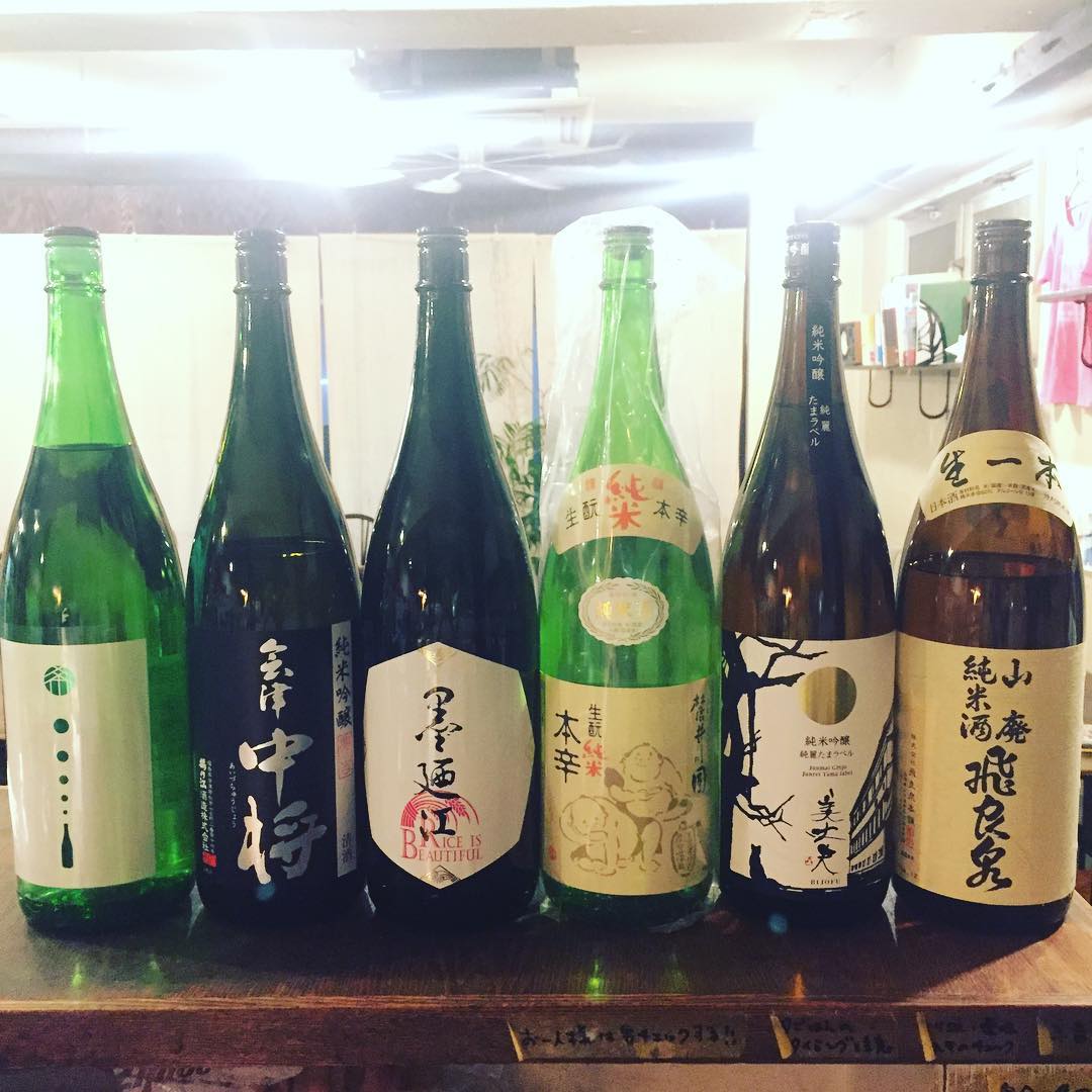 3月になりまして、しぼりたてシーズンもそろそろ終わり…左端は栃木・松井酒造「松の寿・純米吟醸しぼりたて」スッキリと爽やかながら旨味もある、一杯目に飲んでいただきたいお酒。そのほかもキレイ系から切れのある辛口、どっしり米の旨味タイプにふくよかで穏やかな旨味タイプと、色々取り揃えてお待ちしております！（麻）