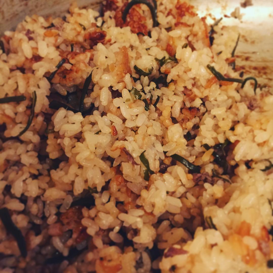 出汁をとった昆布がもったいないから、と開発されたレシピ「牛肉と昆布の炒り煮」は、炊き込みご飯にしても美味しいのです。（麻）