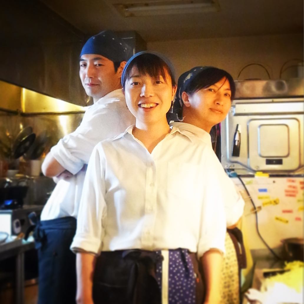 さてと弥生三月！いよいよ本日から本採用で当店キッチンはまた三人体制復活！新スタッフはヨシトミさん（通称トミー）！またしてもほぼ素人新人ではありますが、人柄のよさは一級品！三人で力を合わせてお願いします！…って、だからそのポーズなに？なんなの？（笑）（お）