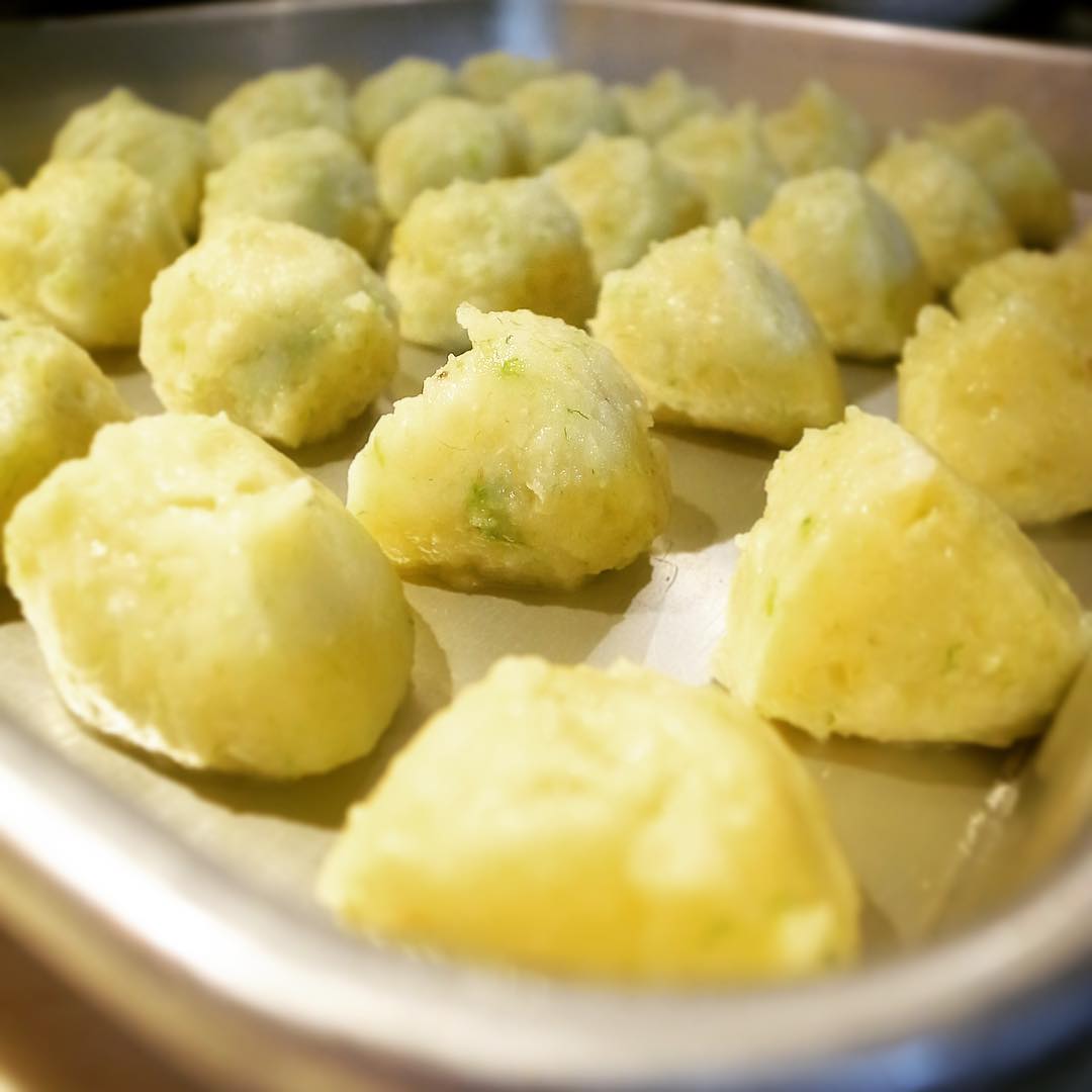 そしてもうひとつとっておきメニューは「ふきのとう入り！春のコロッケ」！ころころ小さいひと口サイズ！みんな行儀よく出番を待っておりますねと、からり揚げたてあつあつさくさく！自家製ふきみそといっしょにどうぞ！（お）