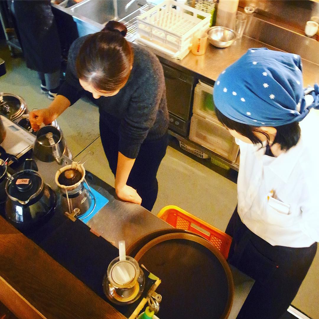 来月のシフトも見据えて、新スタッフの井上さんに早々とコーヒー修行をしてもらってます！いや、今日はやけに力が入ってますね！と…いや、もうちょいリラックスしていいですよ！（笑）がんばれがんばれ！（お）