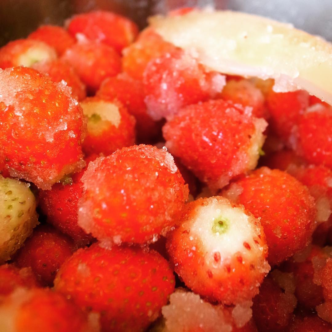 あー！ぬまっちがいちごでなんだか作ってるよー！なになに？いつ出るの〜？楽しみ〜！（笑）