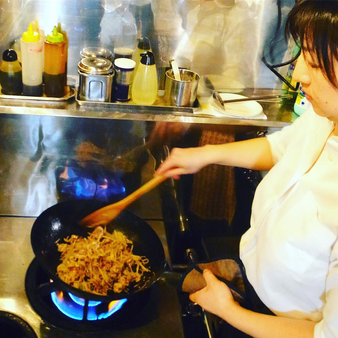 店長ミヤザキ、山うどと豚肉の塩きんぴら煽り中！ざっくざっくいい感じ！（お）