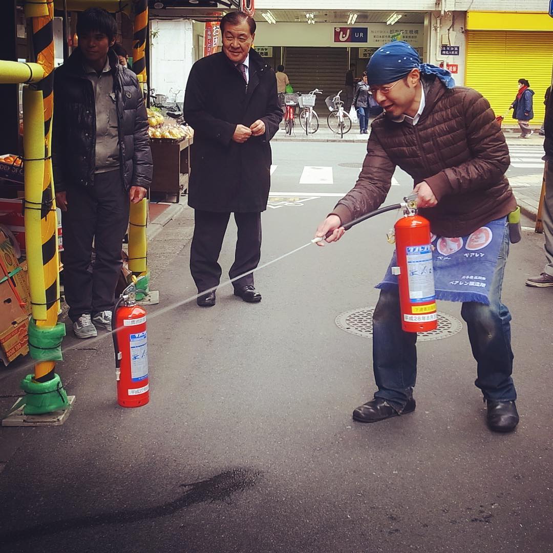 今日の午後はヒロヤショップ&おもちゃのふぢやさんは我らが三京ユニオンビルとお隣フルーツの一富士さんのビルの合同消防訓練！と、ワタクシも「火事だー！」なんて言いながら（火事じゃないけど）、水の入った消火器の実習をさせていただきました！ありましたございました！（お）