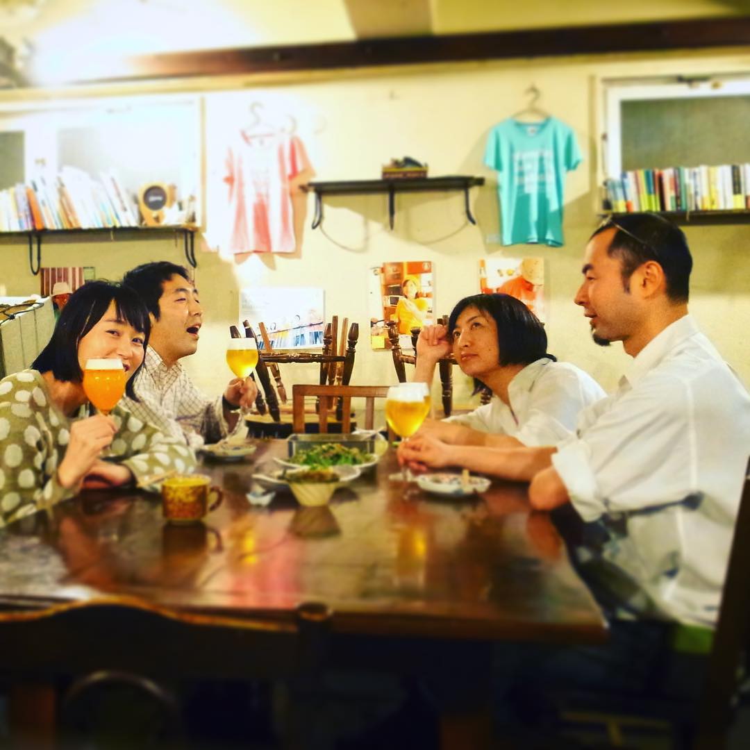 あー、春の三連休中日は…ヒマのジンクスを裏切って、夜は今月一番の大忙し！ホールに増員ナシのレギュラースタッフ総力戦はほとほと疲れるも、いや、いい夜でした！ありがとうございました！明日の月曜春分の日は定休日でお休みですよ、ソコントコよろしくお願いします！（お）