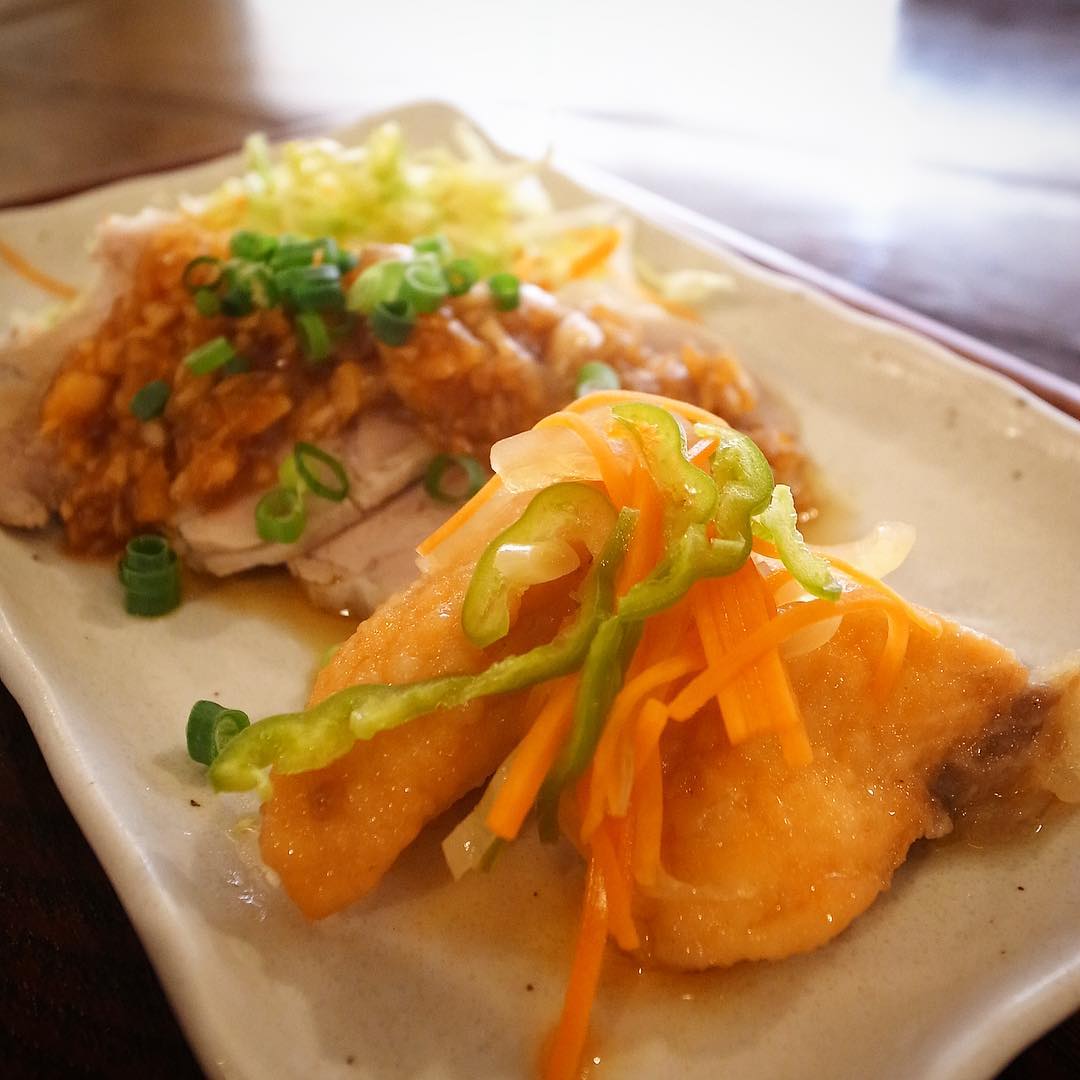 あぁ大忙しの土曜日のランチ…日替わりランチも売り切れで、賄いはゆで豚か南蛮漬けか…どっちも捨てがたい！と、盟友ナベさんとシェアして半分ずつでいただきました！サンクス！（笑）（お）