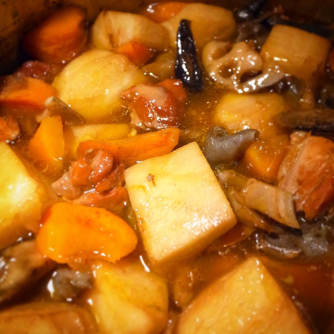 あー、冷たい雨降り続きますなぁと、今夜のあったかおススメは久しぶりの登場！「筑前煮」！たっぷり根菜に鶏肉の旨味、さらにこんにゃくも外せない！（笑）ぜひ〜！（お）