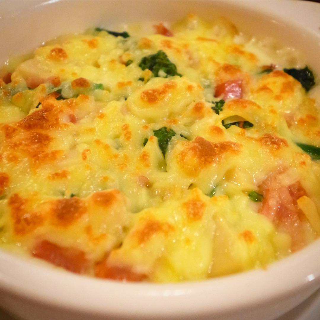 チーズをのせて焼いたら完成！あつあつ「たけのこと菜の花、ベーコンのグラタン」！いや、春の風味に旨味に食感！間違いなくおいしいね！寒い今夜はなおさらおススメ！（お）