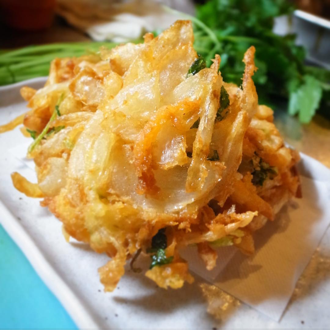 すかっと土曜日！ビールのお供は8年ぶりに登場！キッチンスタッフナベさんのからり揚げたて！「新たまねぎとさきイカのかき揚げ」！三ツ葉の風味もちょいと添えて、抹茶塩でいただきます！こりゃ旨い！（お）