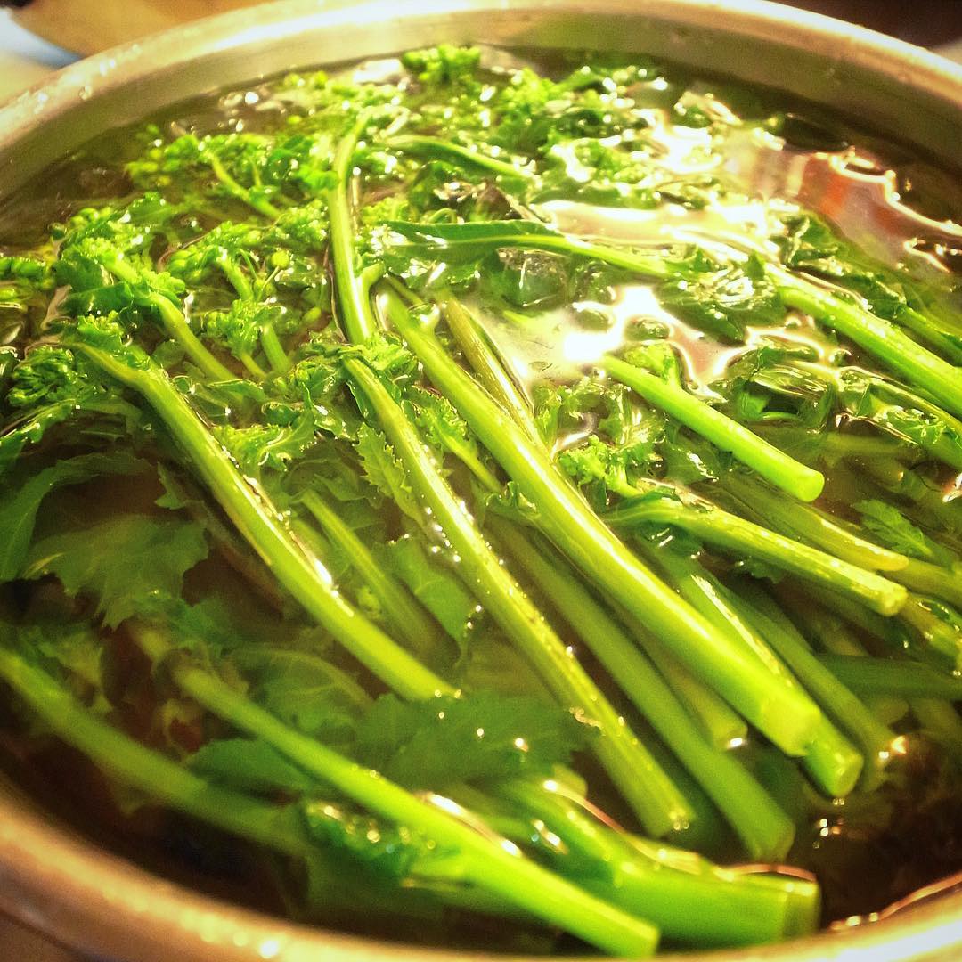 さっと茹でして氷水にとったのらぼう菜…今夜はわさびあえで小さなお惣菜にメニューイン！春の
青菜がおいしい季節ですね〜（お）