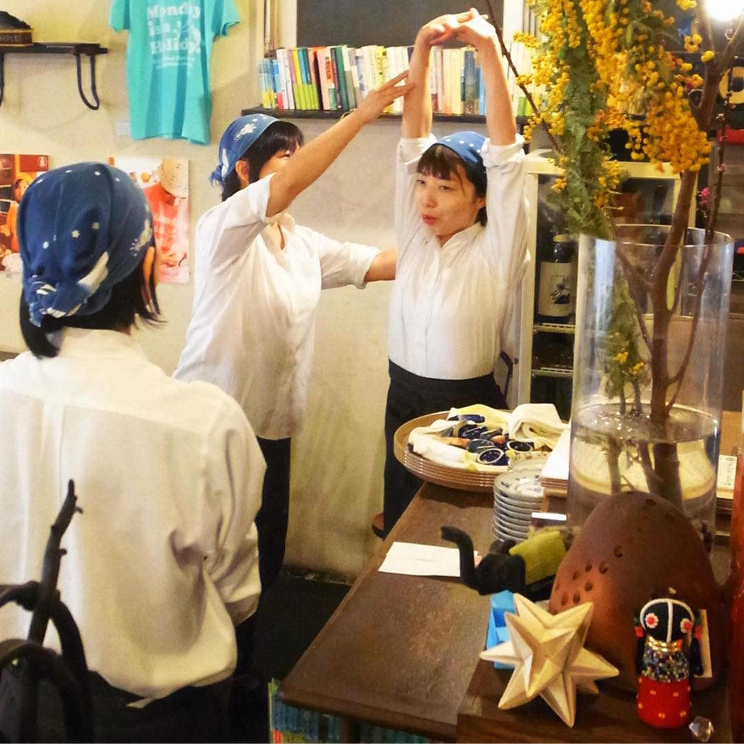 あー、賄いあとのほんのりヨガ教室…アイタタタタなんて言いつつやっておりますね！（笑）（お）