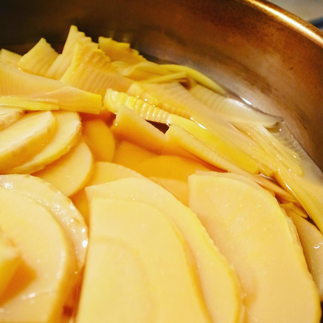 この春のたけのこメニューパート2は昨夜からお出ししております「たけのこと山菜の天ぷら」！たけのこは一度やさしいお出汁でさっくり煮て味を含ませてから天ぷらにしておりますよ、えぇ、なので旨い（お）