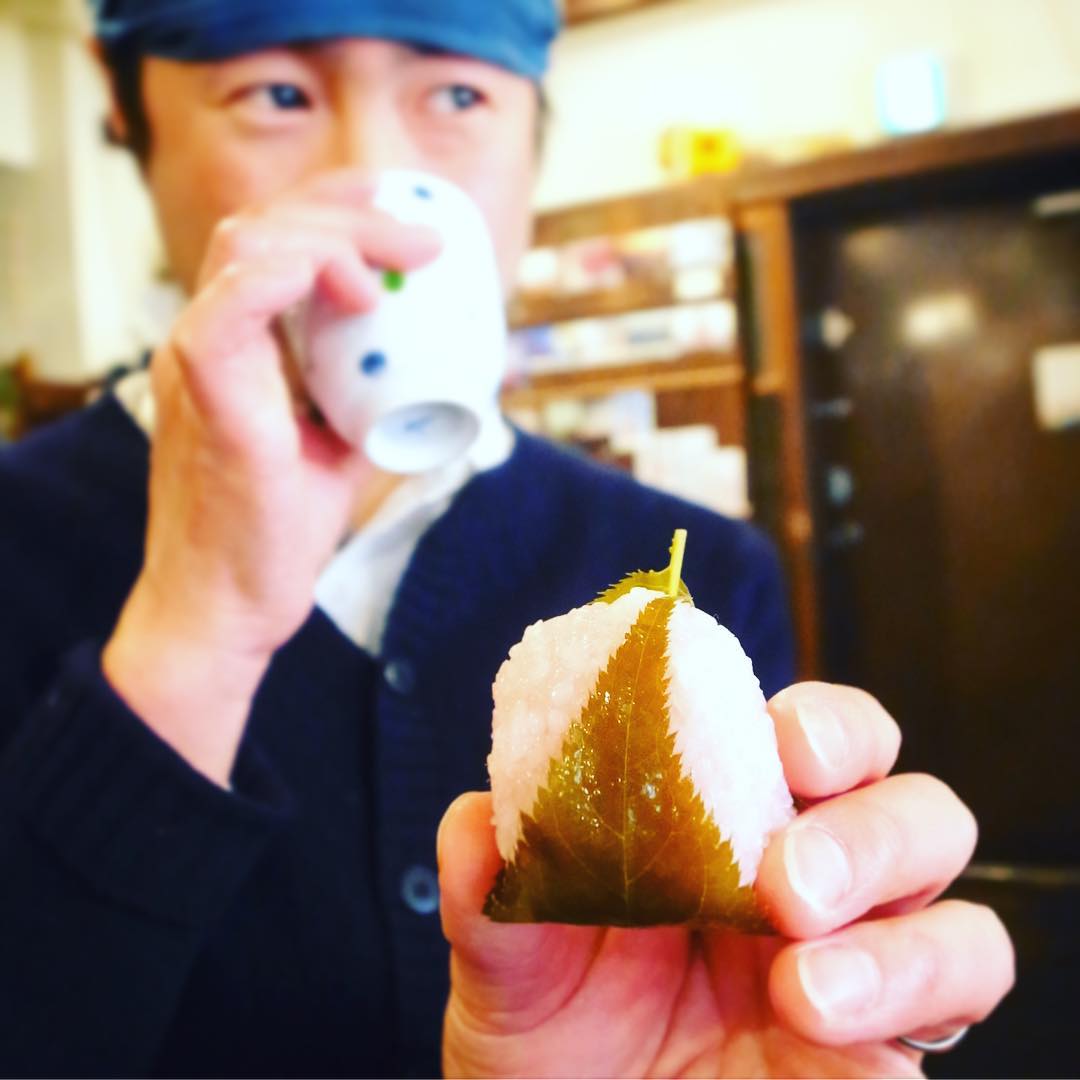 賄いあとのお茶漬けは今年も南ちゃん謹製の道明寺！実はワタクシ、大学時代スーパーの和菓子売り場で物欲しそうにしてたら見知らぬおばさんに山崎の道明寺（4個パック）に奢ってもらった伝説を持つ男！しっかり味わいつついただきました！ごちそうさまです！（お）