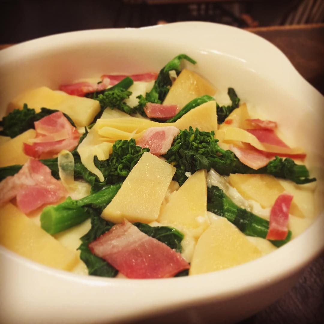 あとはチーズをのせて焼くだけ！たけのこと菜の花とベーコンのグラタン！春だけど寒い夜にぴったりですよー（麻）