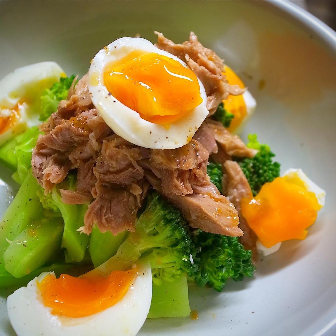 さてといよいよ明日からGW！今夜のおススメサラダは「ブロッコリーと半熟玉子、自家製ツナのサラダ」！いや、ぷりぷりブロッコリーに自家製ツナのしっかり旨味、とろりとやさしい半熟玉子！いや、絶対注文すべしです！べしべし！（お）