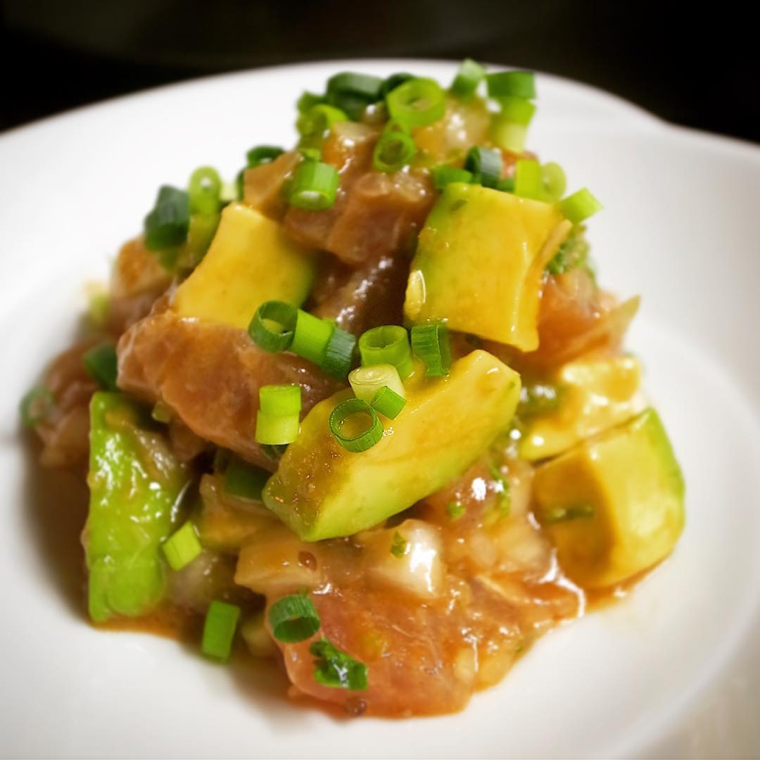 さてと今夜の新まぐろメニューは「まぐろとアボカドのマリネ」！いや、もちろん相性バッチリこのコンビ！香味野菜といっしょにざっくり合わせたら、オリーブオイルにバルサミコ酢、レモン汁てさっぱりしっかり旨口マリネ！（お）