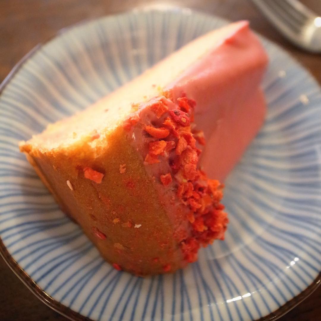 お昼の賄いあとのお茶タイム、ここんとこスタッフみんながあれこれ差し入れお土産などなど買って来てくれるので、先日定休日はワタクシドモオーナー夫婦、自宅ご近所はお気に入り「おやつのう〜お」さんで期間限定はいちごのクグロフ！いや、ワタクシ大のいちご好き！甘いもの好きというわけではないけど、ここのお菓子は大好きで毎週プール帰りに通ってたりして、ついには生まれて初めてケーキ屋さんのポイントカードまで作ってしまったという（笑）。いや、三鷹駅近ではないけれど、ご近所のみなさんにはホントおススメですよ！（お）