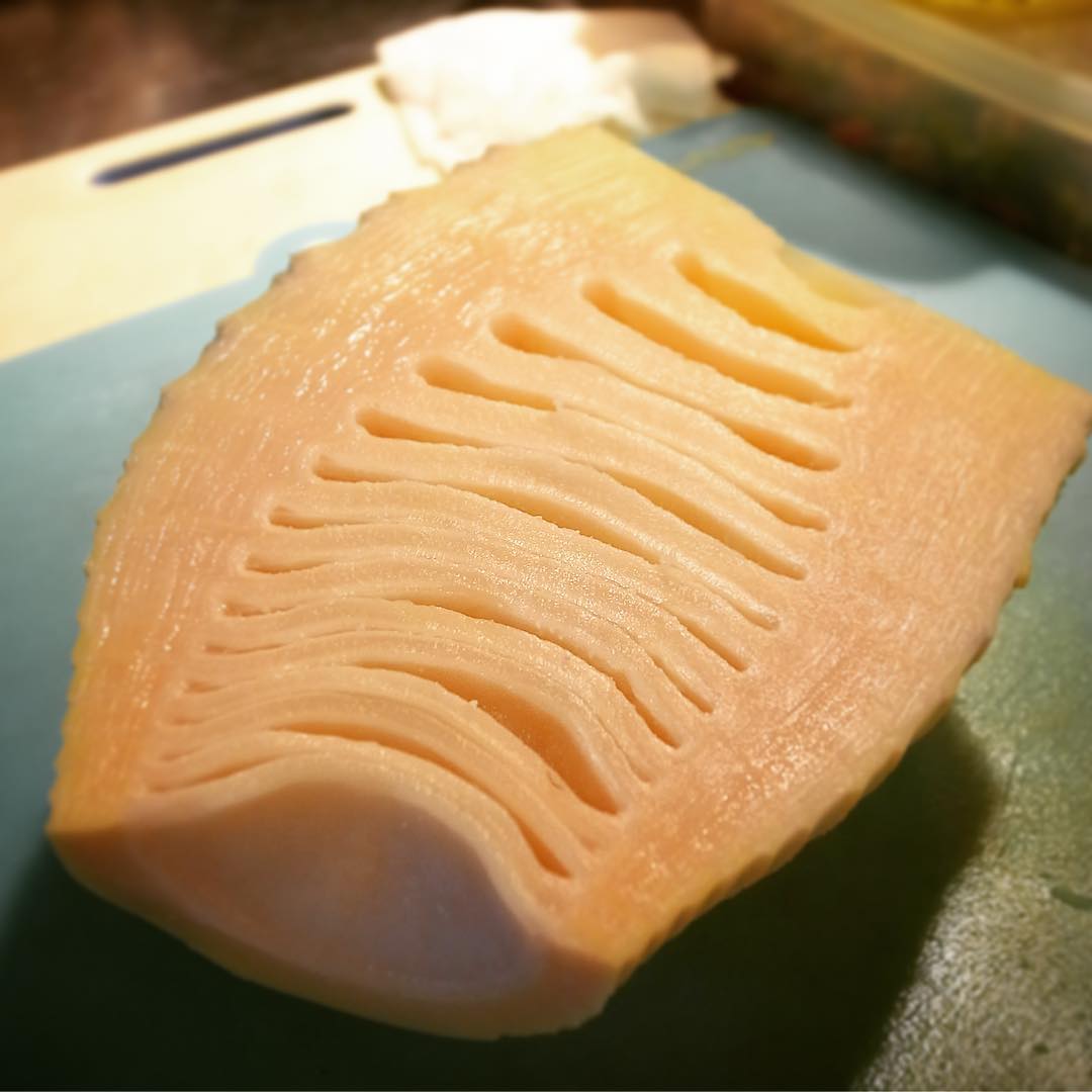 そして今夜ももちろんたけのこの下ごしらえに余念のない店長ミヤザキ…今夜はアスパラとあわせて木の芽あえも登場ですよ！ぜひ！（お）