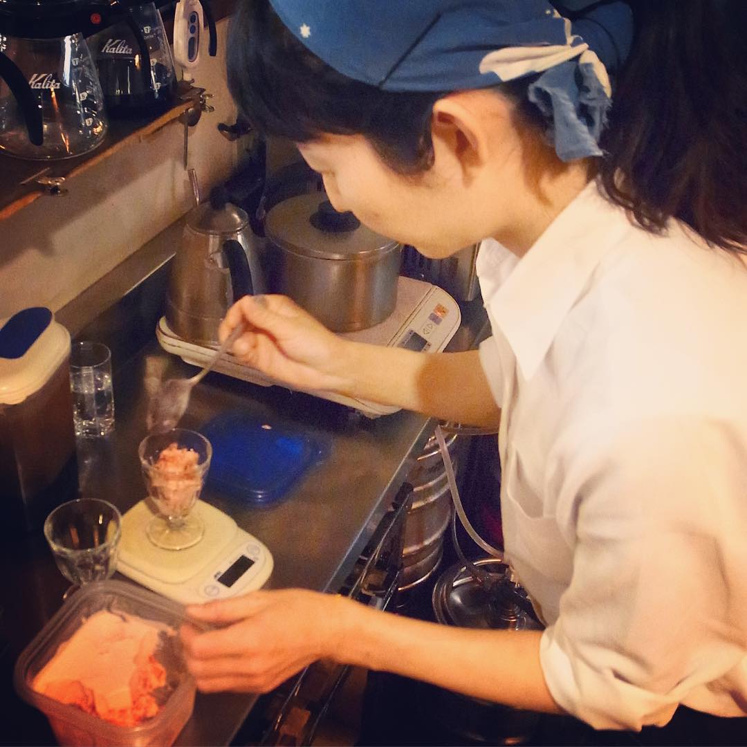 あー、黄金週間初日は昭和の日の祝日ですなと、お昼はさほど忙しくはなかったのですが（苦笑）、それでも季節のデザートは大人気！「つぶつぶいちごのババロア」はじゃんじゃん出たね！南ちゃんがせっせと盛ってくれました！夜もぜひぜひ！（お）