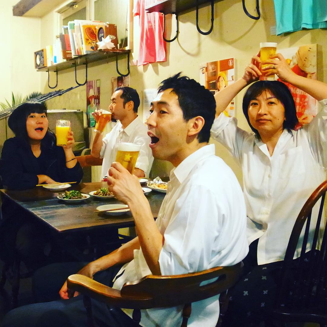 あー、お天気がよすぎてランチがのんびり続きもあって、売り上げ的にはぼちぼちではありましたが、それでもそれなりに賑やかでしたよ今週末…それだけでなんだか救われるというか、えぇ、楽しかったなと（笑）…大学生スタッフのやぎちゃんもいっしょにお疲れさんの乾杯です！（お）