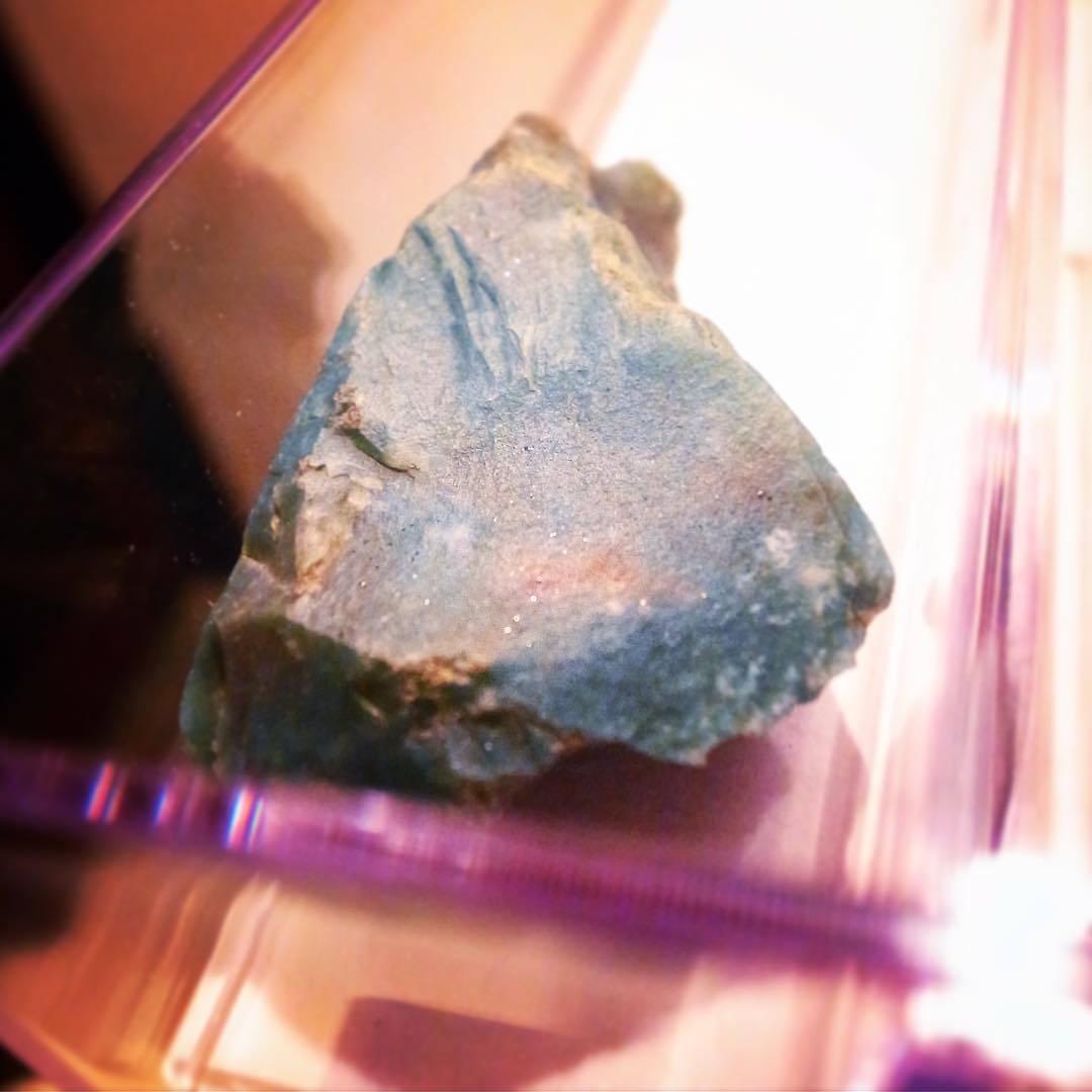 さて、昨日からトイレの手拭き紙ホルダーを一新、どこにでもあるクリアなのになっちゃったんですけど、これはこれで実に使いやすくよくできてますね！（笑）と、その紙を押さえる上蓋にちょっとした重し代わりに、ワタクシ小学4年の時に父ちゃんが研修旅行のインド土産にくれた緑色の石を置いております（笑）。いや、今まで使い道もなく、かと言って捨てられもせず…ここにようやく安住の地を得たよな（笑）、いや、実はご利益があったりして、商売繁盛ならますますうれしいですけどね！（笑）…どうだろ？（お）