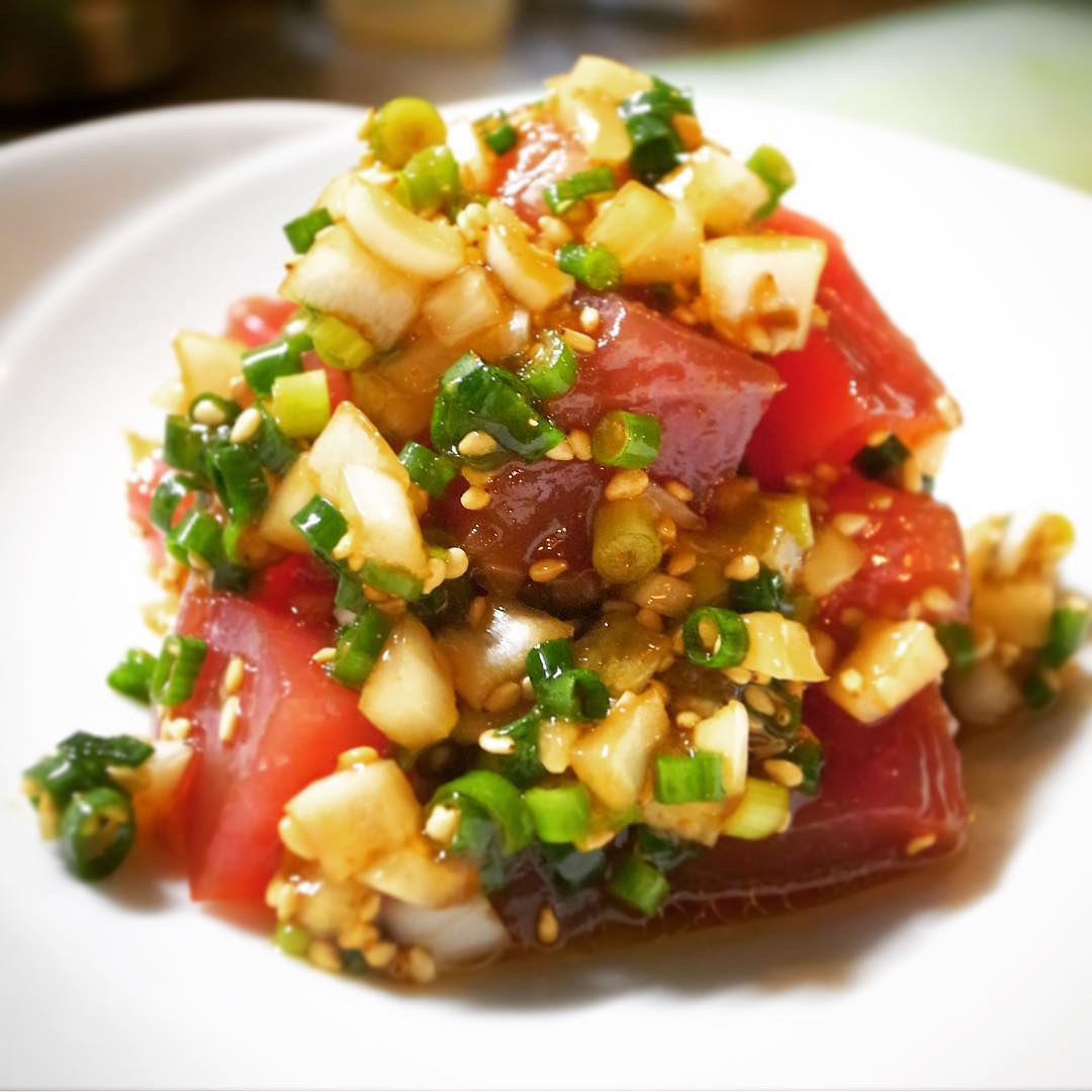 あー、雨降りのんびりいいトコなしの火曜日（苦笑…今んトコロ）ですが、いや、今夜はまぐろ！「まぐろのポキ風マリネ」がおススメ！薬味いっぱいのハワイ風まぐろ和え！旨味満点ですよー！（お）