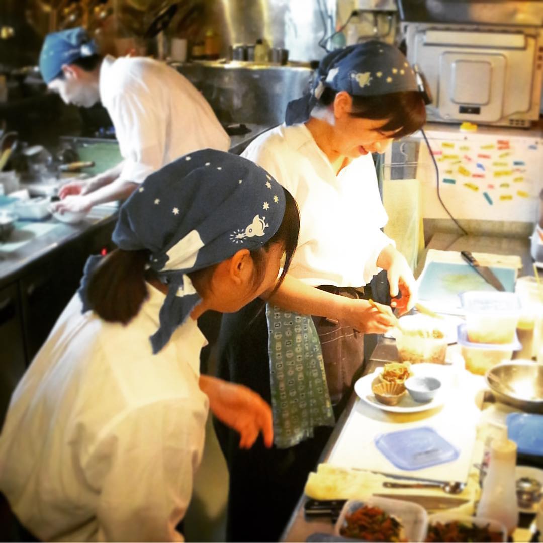 日曜日の夜はホール係のやぎちゃん、お客さんに「おまかせで3品盛り！」とのオーダー…自分でチョイスして店長ミヤザキに盛ってもらっております！いや、そりゃ見守るね、やっぱり（笑）（お）