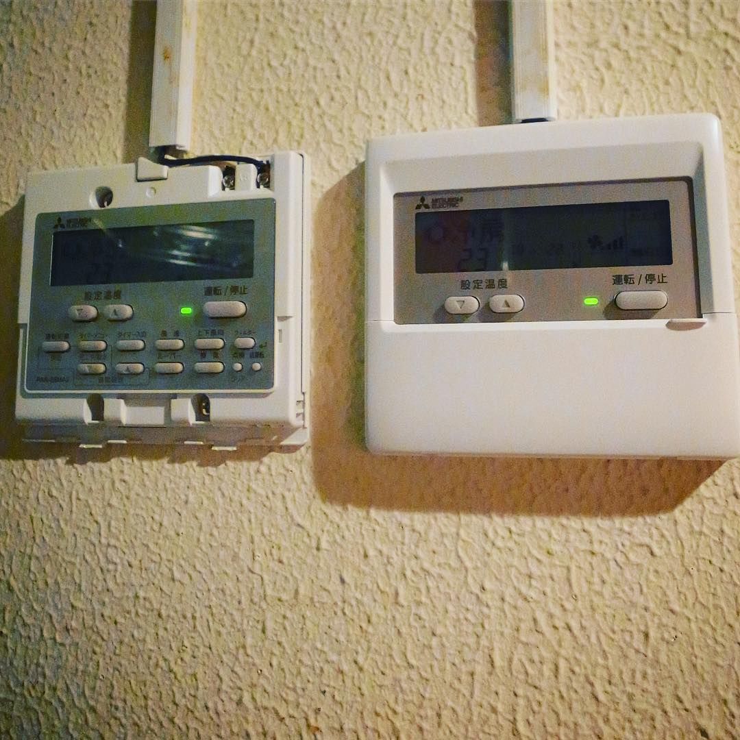 あー、長らく電源ボタンの反応が悪かった業務用エアコンのリモコン…新しい後継機種を取り寄せてちゃちゃっとつなぎ直しました！いや、液晶表示も見やすくなってモアベターよ！（笑）（お）