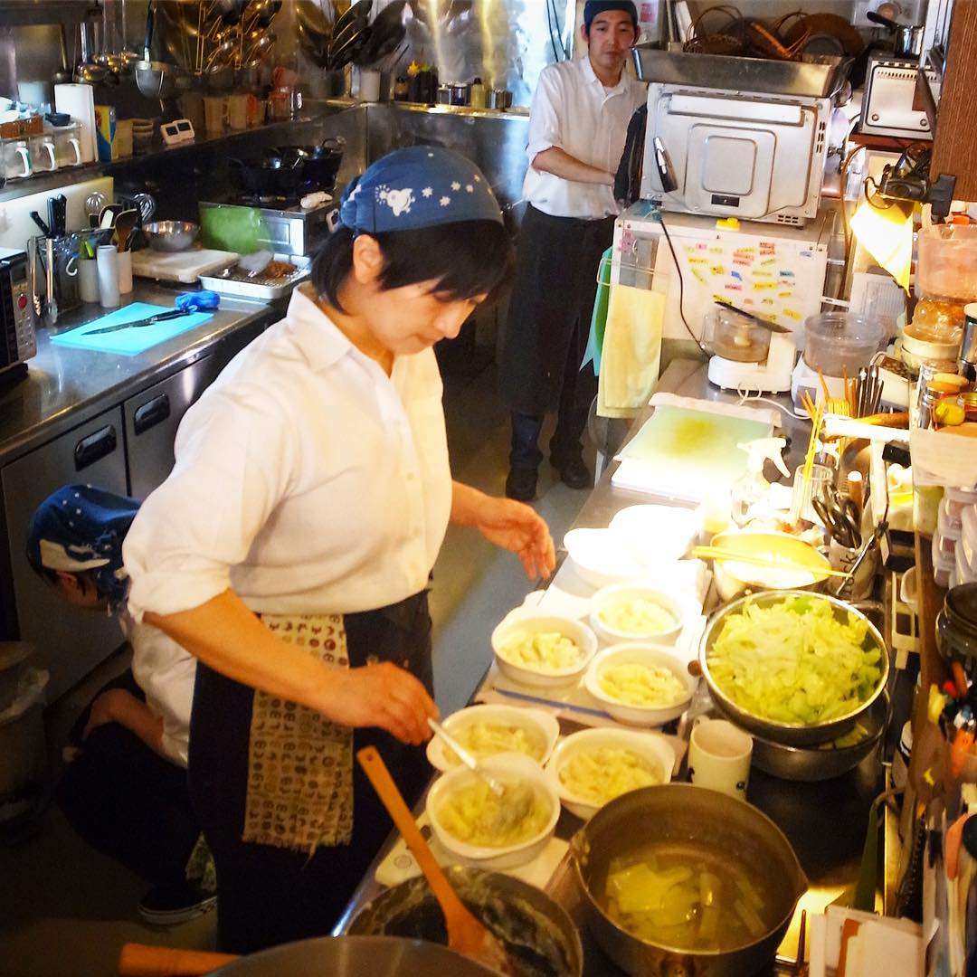 と、さっき店長ミヤザキがアップしてくれたホワイトアスパラ…ほっくりふかした新じゃがと合わせたら、バターとゴルゴンゾーラチーズをあわせてチーズ焼き！今夜の新メニューですよ！（お）