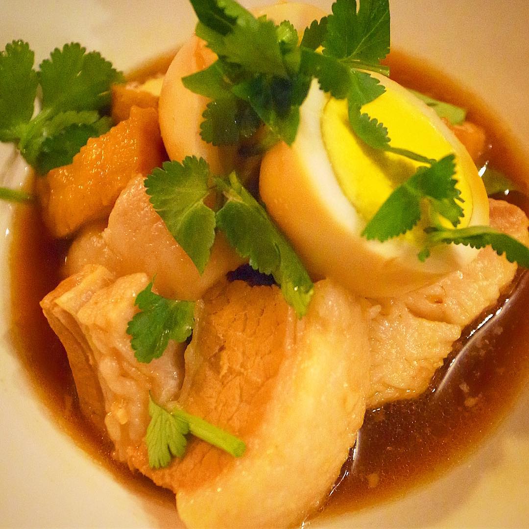 いやなんだかんだ寒いですなと4月1日の土曜日ですが、えぇ、今夜はしっかりお肉！「ベトナム風角煮」がイイネ！煮玉子にパクチー！あったかおいしいね！（お）