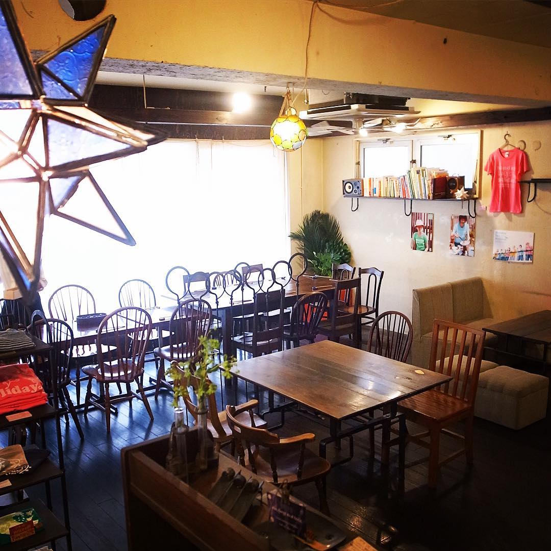 イスとテーブルの配置を変えると、ちょっと別のお店みたいよねと、昨夜も告知はしたんですが、今夜はご予約多数…すでにご案内はカウンタとテーブルひと席のみとなっております。お電話いただいてからのご来店が吉であります、何卒なにとぞ（お）